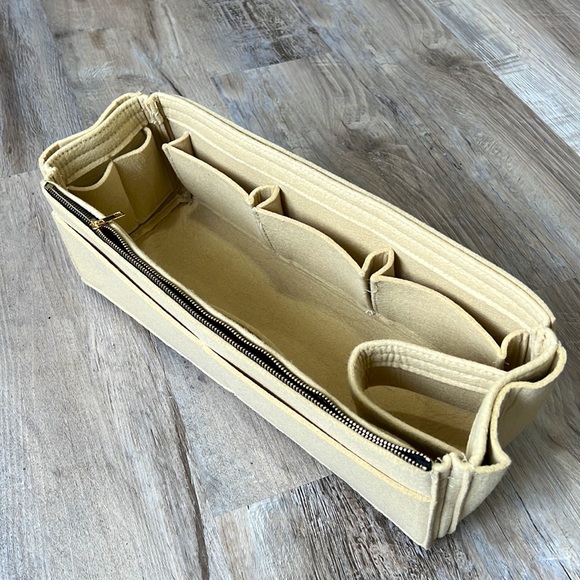 Louis Vuitton Artsy MM with Original Box and dust bag. Bonus shoulder strap. - Picture 15 of 17